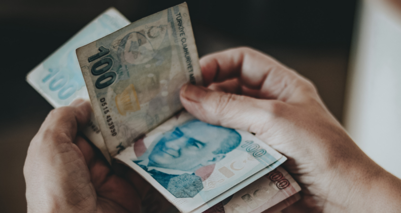 Okula Giden Çocuğu Olan Ailelere 12 Ay Boyunca 13 Bin 470 TL Destek