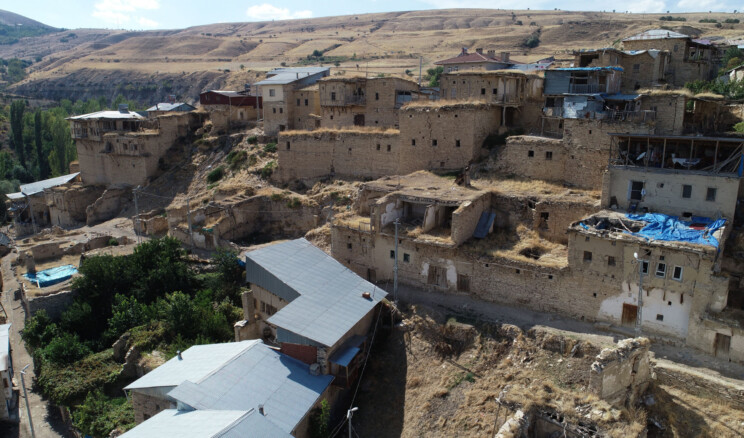Sivas Divriği’de 800 Yıllık Anadolu’nun İlk Türk Köylerinden Çiğdemli !